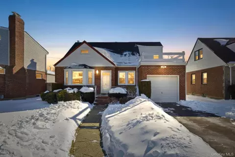 54 Aberdeen Rd, North Hempstead, NY 11040