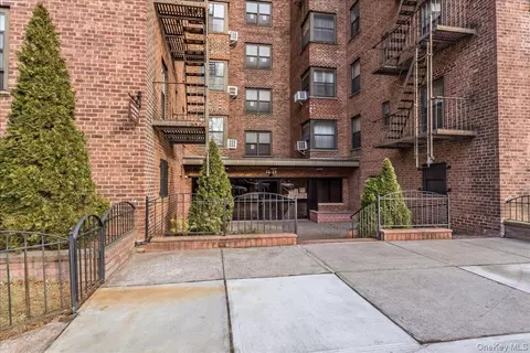 32-25 90th St #411, East Elmhurst, NY 11369
