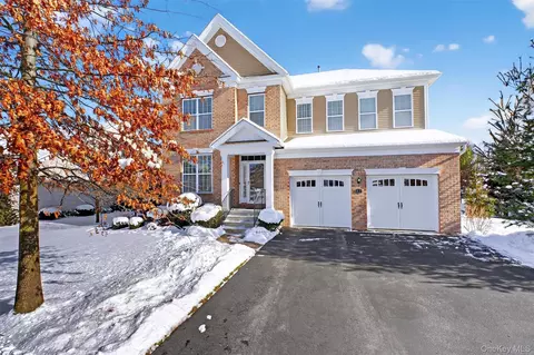 17 Tompkins Ln, East Fishkill, NY 12533