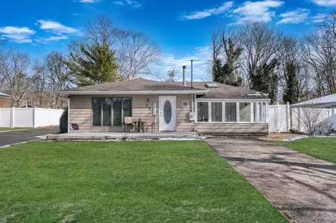 35 Strafford St, Mastic, NY 11950