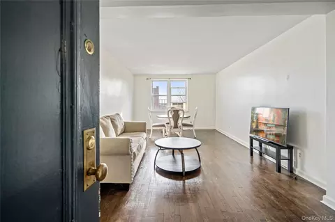 24 Mulford Pl #4B, Hempstead, NY 11550