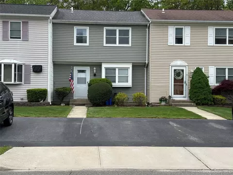 10 Shiloh Ct, Coram, NY 11727