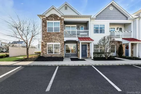 54 Barley Ln, Patchogue, NY 11772