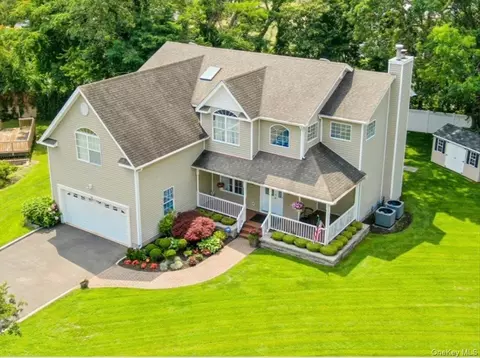 24 Ridge Ct, Hauppauge, NY 11788