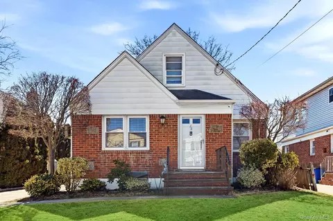 64 W Fenimore St, Valley Stream, NY 11580