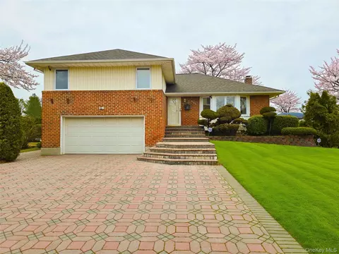 117 Olive Ln, North Hempstead, NY 11040