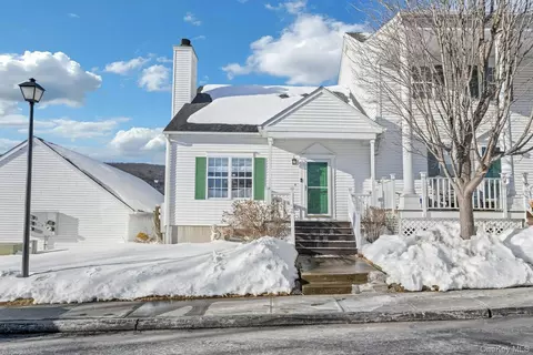 20 Saratoga St, Pawling, NY 12564