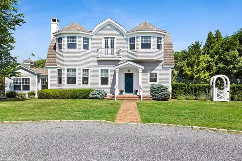 30 Exchange Pl, Westhampton Beach, NY 11978