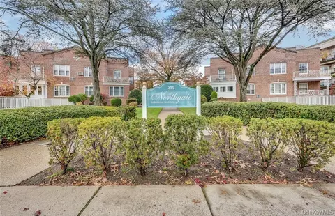 250 Central Ave #119, Lawrence, NY 11559