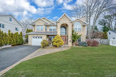 120 Waldo St, Copiague, NY 11726