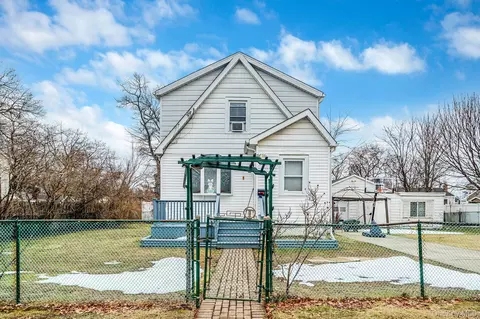 180 25th St, Copiague, NY 11726