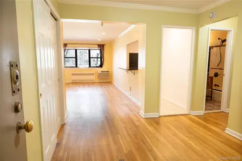 50 Brompton Rd #2H, North Hempstead, NY 11021