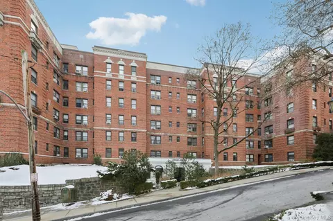 1 Broad Pkwy #2P, White Plains, NY 10601