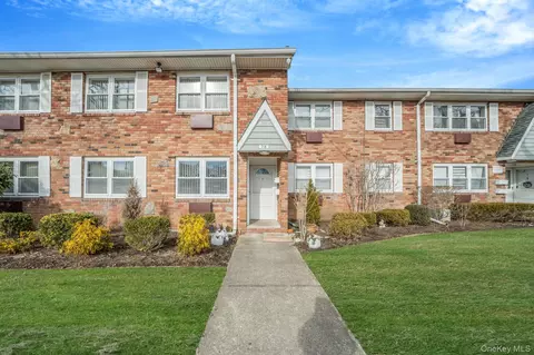 100 Connetquot Ave #7, East Islip, NY 11730