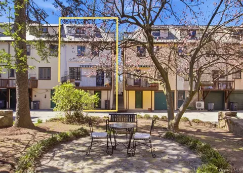 8 Parkway Dr, Pelham, NY 10803