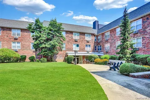 30 Daley Pl #247, Lynbrook, NY 11563