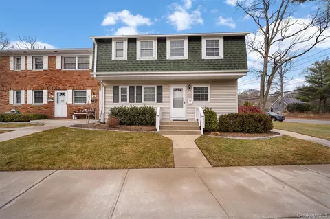 252 Village Dr #252, Hauppauge, NY 11788