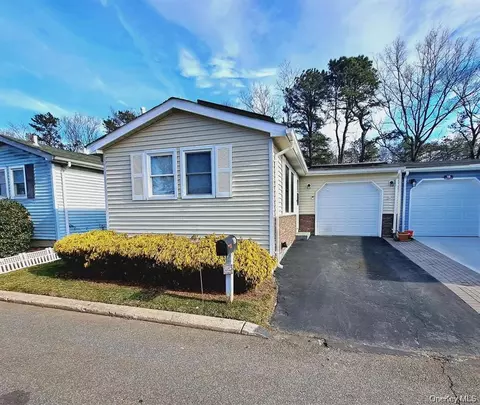 21 Village Cir E, Manorville, NY 11949