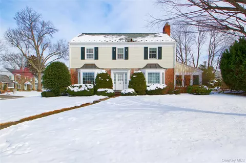 32 Barnard Pl, North Hempstead, NY 11030