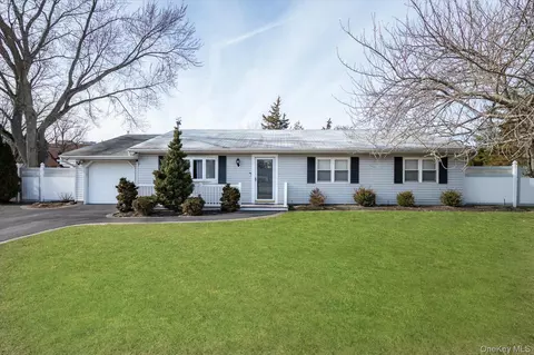 1 Park Ct, Smithtown, NY 11787