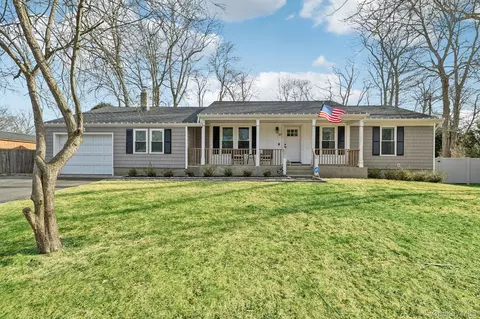 65 Beachfern Rd, Center Moriches, NY 11934