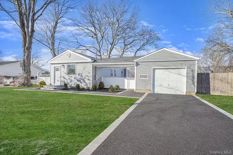 96 Toomey Rd, West Islip, NY 11795