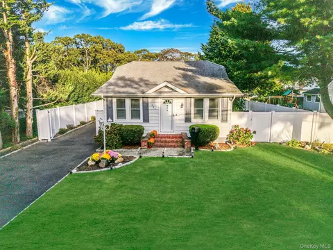 485 3rd Ave, Bayport, NY 11705