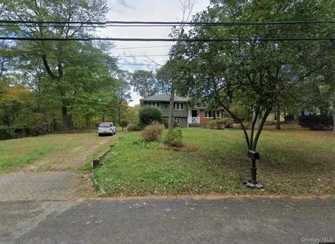 13 Ingold Dr, Dix Hills, NY 11746