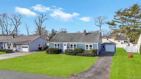 110 Monroe Ave, Patchogue, NY 11772