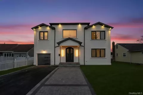 472 Farmranch Rd E, Bethpage, NY 11714