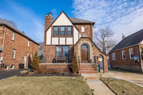 3 Olive Pl, Lynbrook, NY 11563