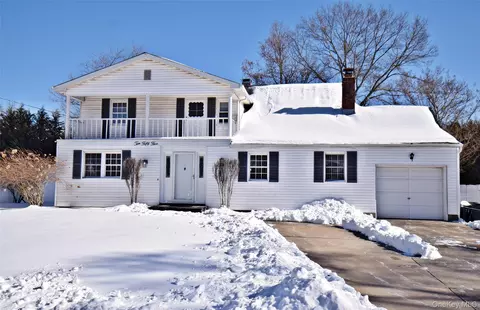 1055 Coates Ave, Holbrook, NY 11741