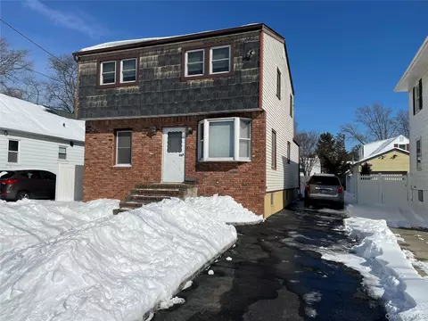 20 Wyona Ave, Lindenhurst, NY 11757