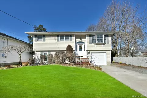 255 Brookside Ct, Copiague, NY 11726