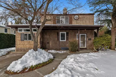 39 Hillturn Ln, North Hempstead, NY 11577