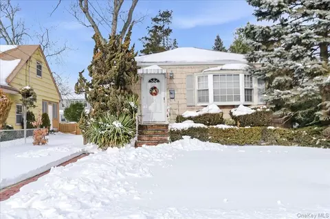 21 Chestnut St, Massapequa, NY 11758