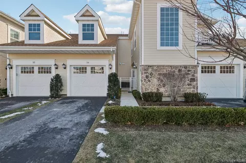 34 Greentree Ct, Shirley, NY 11967