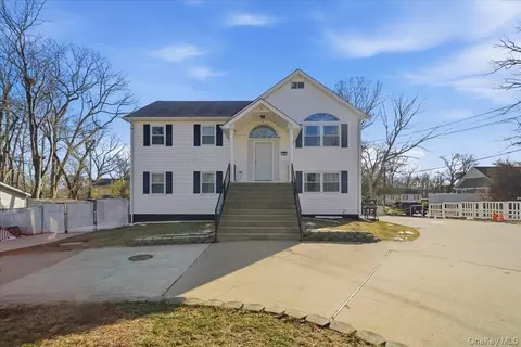 56 Park Ln, Medford, NY 11763