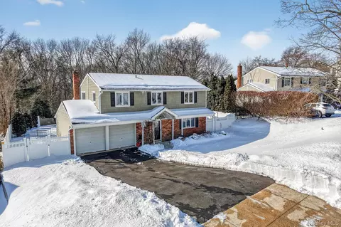 18 Hill Ln, Smithtown, NY 11787