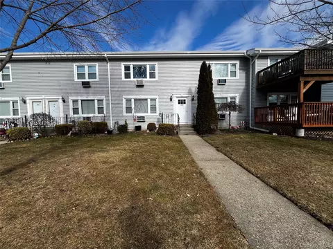 105 Finch Ln #1B, Islip, NY 11751