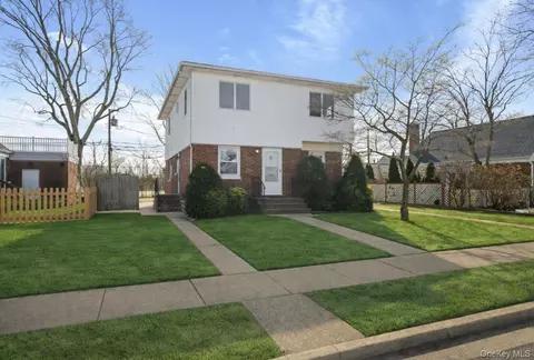 169 Wilton St, North Hempstead, NY 11040