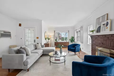 13315 228th St, New York, NY 11413