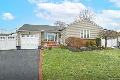 18 Vassar Ln, Hicksville, NY 11801