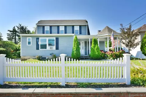 3 Berryhill Ln, Bethpage, NY 11714