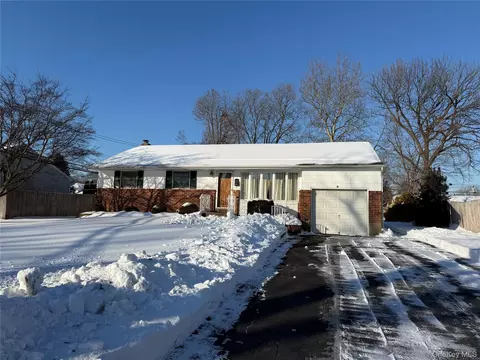 9 Hayrick Ln, Commack, NY 11725