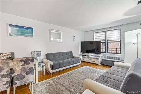 50-21 39th Pl #4H, New York, NY 11104