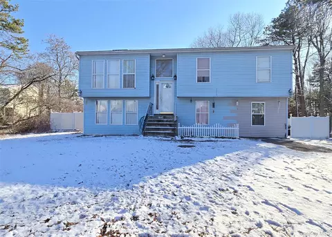 54 Beacon St, Shirley, NY 11967