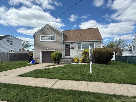 16 Layton St, Freeport, NY 11520