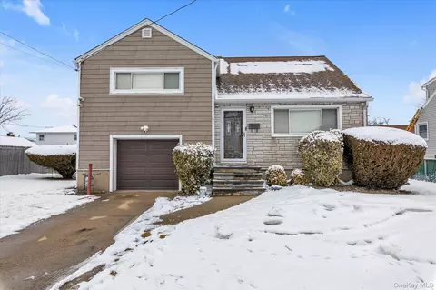 16 Layton St, Freeport, NY 11520