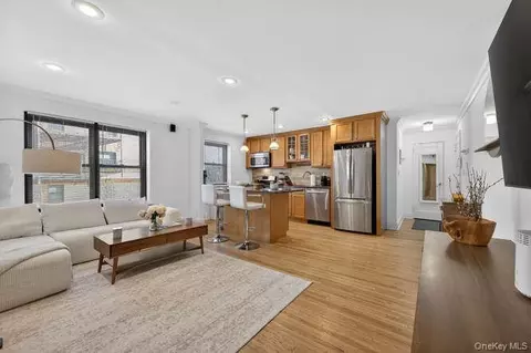 46 Terrace Cir #1B, North Hempstead, NY 11021